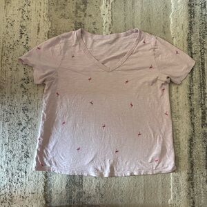 🛍🏙3️⃣ for $1️⃣5️⃣ Old Navy Everywhere flamingo print v-neck short sleeve t-shirt